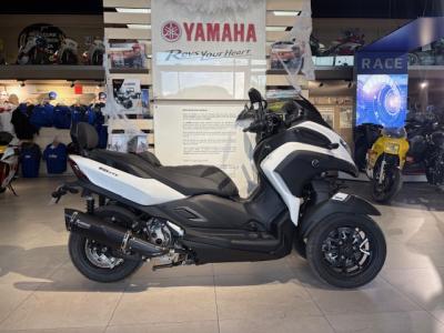 YAMAHA TRICITY 300 MILKY WHITE AKRAPOVIC DE DIRECTION  189€/MOIS* +DE 2499€ D'EQUIPEMENT GTIE CONSTRUCTEUR