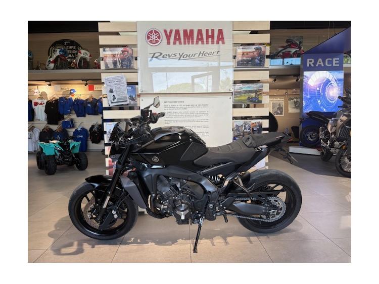 MT-09  Y-AMT AKRAPOVIC 148€/MOIS* +DE 3000€ D'EQUIPEMENT  GARANTIE CONSTRUCTEUR 09/26 