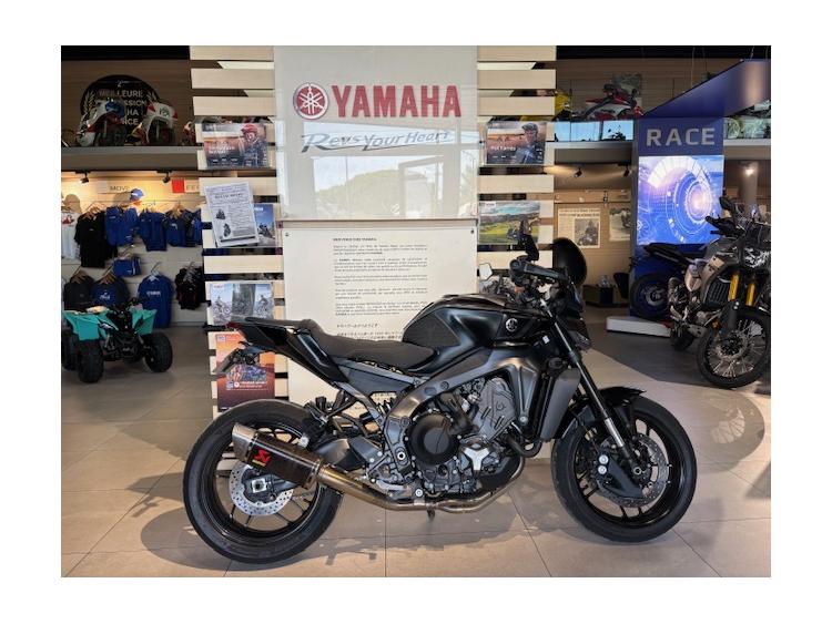 MT-09  Y-AMT AKRAPOVIC 148€/MOIS* +DE 3000€ D'EQUIPEMENT  GARANTIE CONSTRUCTEUR 09/26 
