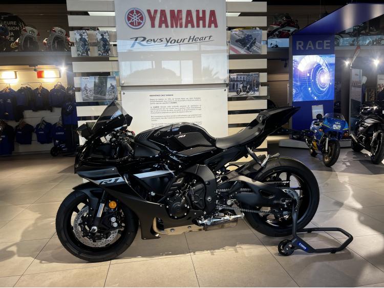 YAMAHA R1 2024